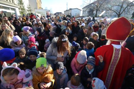 TRIJE DOBRI MOŽJE, ROMANA KRAJNČAN IN JELENI PRIREDITEV PRED KULTURNIM DOMOM 35 FOTO LJUBO VUKELIČ